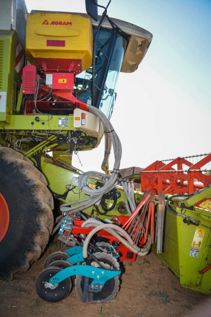 La rampe de semis de 4,50 mètres de large pèse 900 kg. Les disques font une simple saignée dans laquelle sont déposées les graines de couvert devant les roues de rappui. La trémie de 300 litres, à côté de la cabine, offre une bonne autonomie de fonctionnement. 