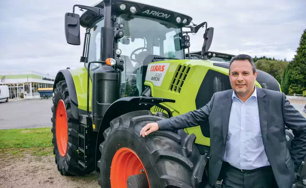 « La large gamme de 4 à 6 cylindres, avec transmission simple ou à variation continue permet à chacun de trouver l’engin adapté à son exploitation », explique Bertrand Piers, directeur d’une concession Claas. - Illustration Choisir le tracteur qui correspond à son besoin