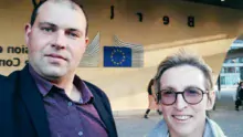 Alexandre Armel et Véronique Le Floc’h devant la Commission européenne à Bruxelles.