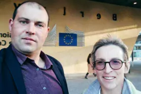 Alexandre Armel et Véronique Le Floc’h devant la Commission européenne à Bruxelles.