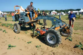 Présenté au salon La Terre est notre Métier de Retiers (35), le Culti’track se prend facilement en main et offre une bonne vision des rangs au chauffeur.