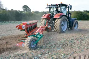 La charrue déchaumeuse de chez Kverneland possède 8 corps, et peut passer d’une largeur de travail de 10 à 18 pouces grâce au système Varilarge.