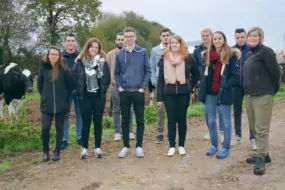 La promotion d'alternants de la branche agricole de D'aucy, en visite au Gaec de Kerbizien, à Noyal-Muzillac.