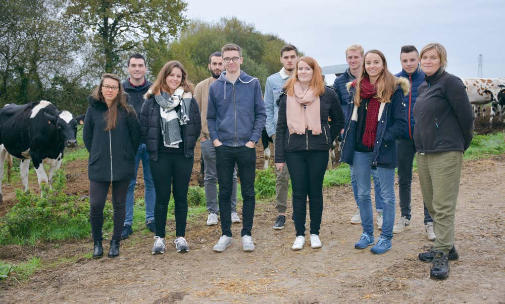 La promotion d'alternants de la branche agricole de D'aucy, en visite au Gaec de Kerbizien, à Noyal-Muzillac. - Illustration Les salariés alternants en visite à la ferme