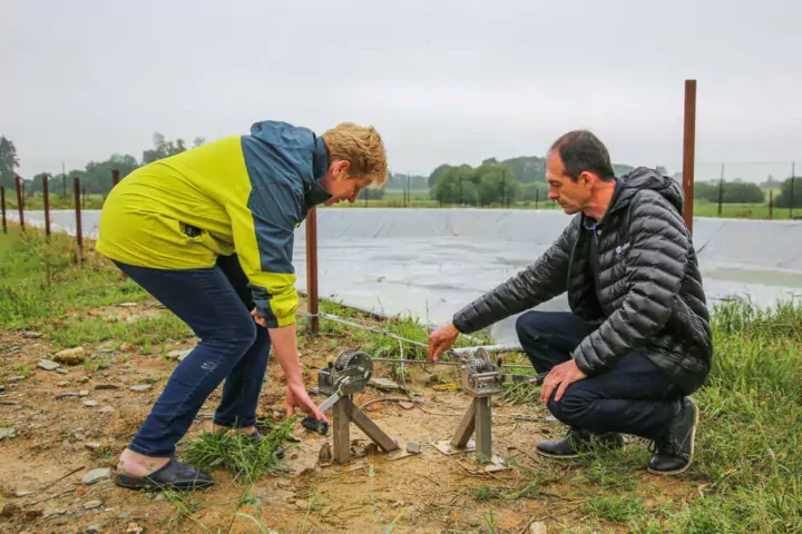 Les câbles se tendent très facilement grâce à une manivelle.