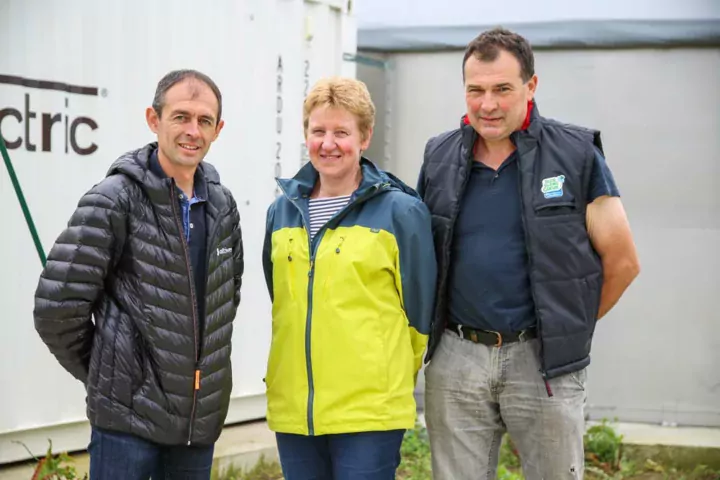 Fabrice Bernard (à gauche) a suivi et conseillé Fabrice et Josiane Sablé (au milieu et à droite) tout au long de leur projet.