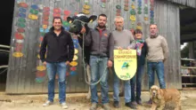 L’équipe du Bon Vent aux côtés de Janna Cama : Arthur, Michel, Sylvie et Bruno. À gauche, Nicolas Tastard, technicien ruminants Triskalia.