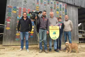 L’équipe du Bon Vent aux côtés de Janna Cama : Arthur, Michel, Sylvie et Bruno. À gauche, Nicolas Tastard, technicien ruminants Triskalia.