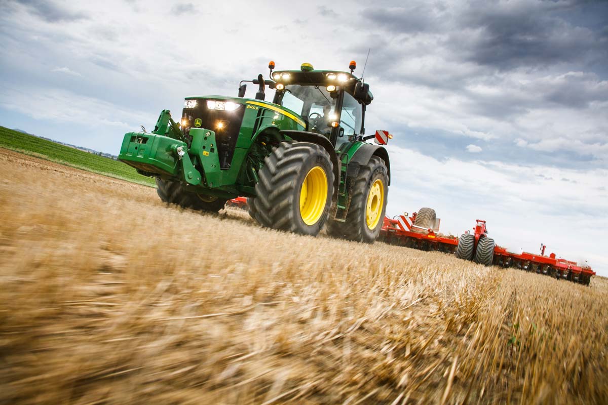 john-deere-tracteur-8400R - Illustration John Deere veut vous faire économiser sur le carburant
