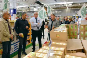 Les producteurs ont fait passer leurs messages auprès du responsable du magasin Carrefour (au centre).