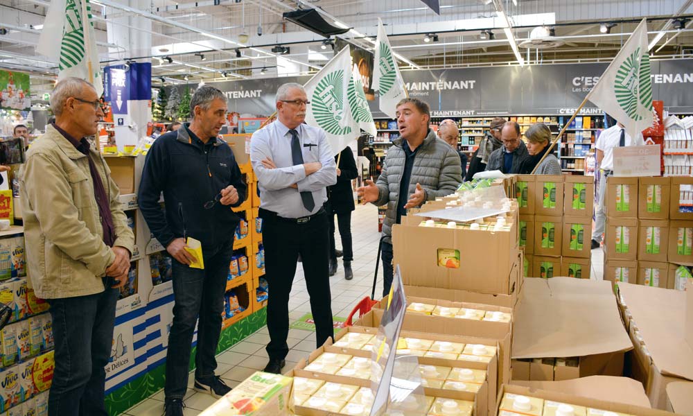 Les producteurs ont fait passer leurs messages auprès du responsable du magasin Carrefour (au centre). - Illustration “Produire mieux à un prix !”