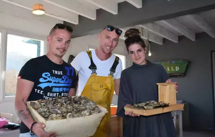 Maxime aux côtés de sa sœur Camille, en charge de la vente et de la dégustation, et de Pierre, le responsable des parcs.