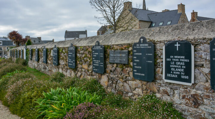 Le mur des disparus en mer qui se trouve dans le cimetière de Ploubazlanec permet de garantir l’accès à la mémoire de la grande pêche.