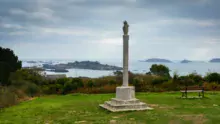 La croix des veuves domine les îles de la baie de Paimpol. Au moment du départ des campagnes de pêche, les femmes venaient à cet endroit scruter les goélettes partir vers le large.