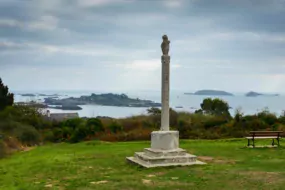 La croix des veuves domine les îles de la baie de Paimpol. Au moment du départ des campagnes de pêche, les femmes venaient à cet endroit scruter les goélettes partir vers le large.