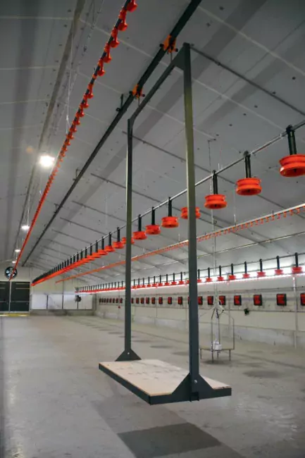 Un rail avec un chariot dans le poulailler facilite les conditions de travail.