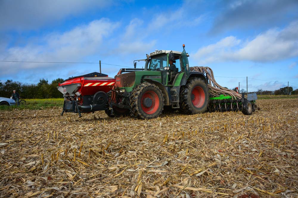 Bernard Pouliquen est venu semer la parcelle à l’aide d’un semoir de chez Aurensan GC. - Illustration Sécuriser un semis direct de céréales après maïs grain