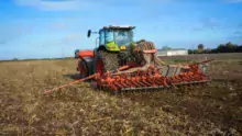 Serge Donval sème à l’aide d’un semoir classique ses céréales. Un passage de cover-crop a été réalisé en amont.