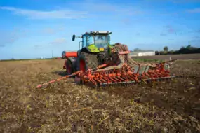 Serge Donval sème à l’aide d’un semoir classique ses céréales. Un passage de cover-crop a été réalisé en amont.