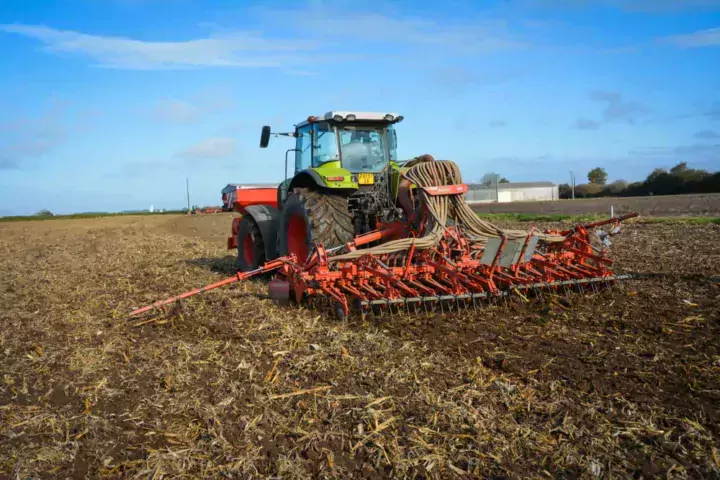 Serge Donval sème à l’aide d’un semoir classique ses céréales. Un passage de cover-crop a été réalisé en amont.