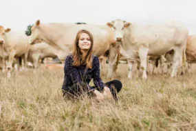 Caroline Voland-Goumon a bénéficié d’un prêt d’honneur de 50 000 € pour son projet d’élevage en Blonde d’Aquitaine (crédit photo DR).