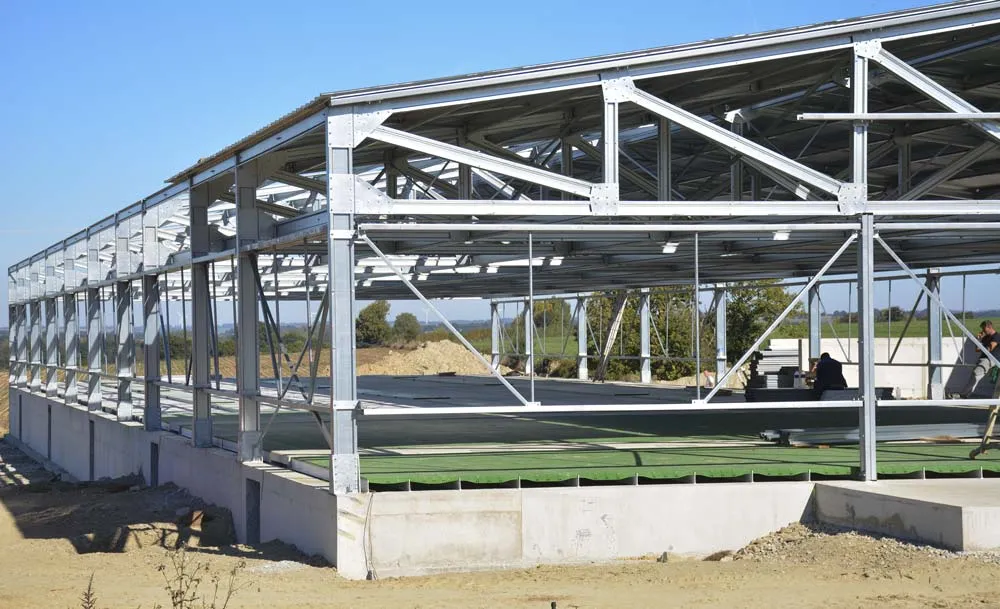 Le bâtiment en cours de construction, est désormais en service. - Illustration Bâtiment tout confort sur l&rsquo;élevage Belloeil, à Saint-Mayeux