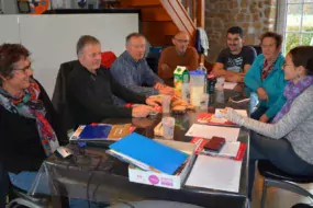 Lors de la journée « Demain je transmets » à Saint-Brice-en-Coglès, Françoise Leray et Cyrille Herbert (2e et 3e à droite) ont apporté leur témoignage à de futurs cédants.