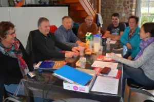 Lors de la journée « Demain je transmets » à Saint-Brice-en-Coglès, Françoise Leray et Cyrille Herbert (2e et 3e à droite) ont apporté leur témoignage à de futurs cédants.