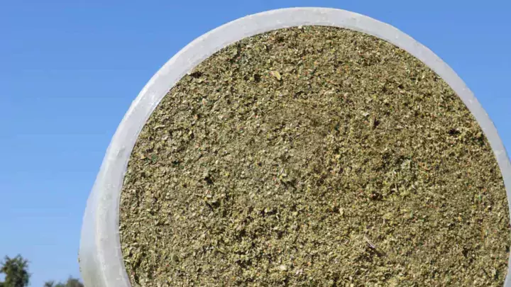 La machine a un débit de chantier de 50 tonnes par heure.