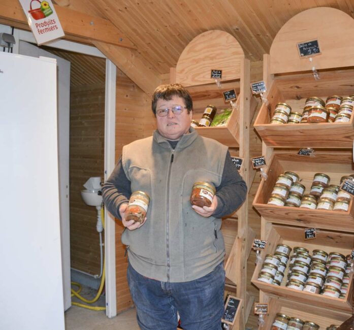 Roseline Mahé dans le local de vente aménagé sur la ferme en 2012.