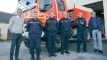 François Calvez, aux côtés de Stéphane Charon (tout à gauche) en compagnie de sapeurs pompiers volontaires et de Philippe Le Duff, représentant Groupama Loire Bretagne.