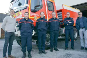François Calvez, aux côtés de Stéphane Charon (tout à gauche) en compagnie de sapeurs pompiers volontaires et de Philippe Le Duff, représentant Groupama Loire Bretagne.