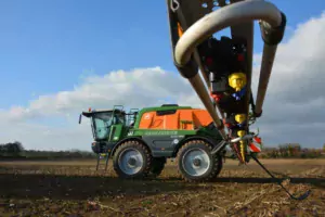 L’automoteur s’adapte aux cultures et au parcellaire : la rampe peut se replier par section, ajustant alors cette largeur à 24, 21 ou 15 m, la voie variable est réglable de 1,80 à 2,40 m.