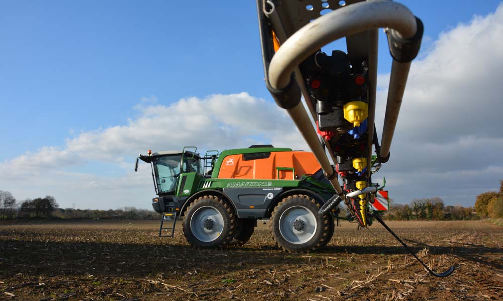 L’automoteur s’adapte aux cultures et au parcellaire : la rampe peut se replier par section, ajustant alors cette largeur à 24, 21 ou 15 m, la voie variable est réglable de 1,80 à 2,40 m. - Illustration Le pulvérisateur choisit la bonne buse