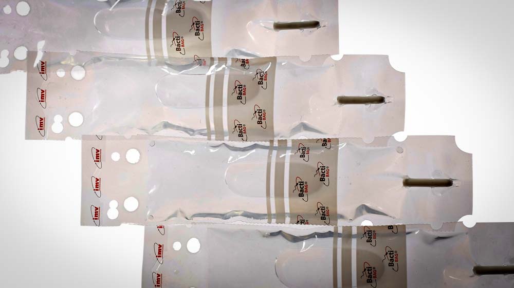 Les nouveaux blisters (Bactibags) intègrent, dans leur enveloppe (double paroi), un produit bactériostatique qui inhibe le développement des bactéries. - Illustration Conserver la semence sans antibiotique ?