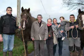 Quentin Prigent, Raymond et Mimi Vigouroux, Bernadette, Manon et Claude Prigent avec les juments Uzila de Kerza et sa fille Couickly de Kerza