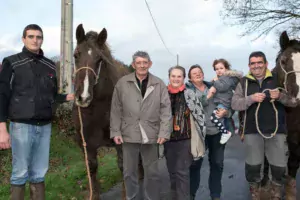 Quentin Prigent, Raymond et Mimi Vigouroux, Bernadette, Manon et Claude Prigent avec les juments Uzila de Kerza et sa fille Couickly de Kerza