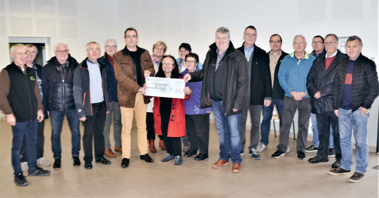 Le Tro Saint Ergat qui s’est déroulée le dimanche 16 septembre était organisée par différents organismes : Rés’Agri, Terre de Vie de Plouguin-Tréouergat, Agriculture Passionnément en collaboration étroite avec le Foyer Rural de Tréouergat. Les organisateurs et responsables se sont retrouvés samedi 1er décembre à Tréouergat pour la remise d’un chèque de 1 200 € à Pascal Parchemin, président de l’institution retenue cette année : l’ASP Iroise (Aide Soutien Présence). Cette association forte de ses 40 bénévoles a pour objectif la présence et l’écoute auprès des patients hospitalisés dans la région Brestoise durant les phases critiques de maladies graves, soins palliatifs, urgences … Comme l’a rappelé Jacques Le Bloas, président de Rés’Agri, « cet évènement contribue avant tout à une certaine solidarité et convivialité en milieu rural ». - Illustration Tro Saint Ergat soutient les patients hospitalisés