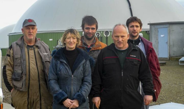 Les associés du Gaec devant leur installation.