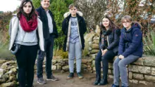 De gauche à droite : Ophélie, Aurélie, Charlène et Anne-Lyse, avec leur professeur d'aménagement paysager Nicolas Briel.