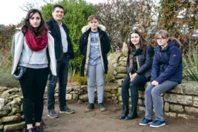 De gauche à droite : Ophélie, Aurélie, Charlène et Anne-Lyse, avec leur professeur d'aménagement paysager Nicolas Briel.