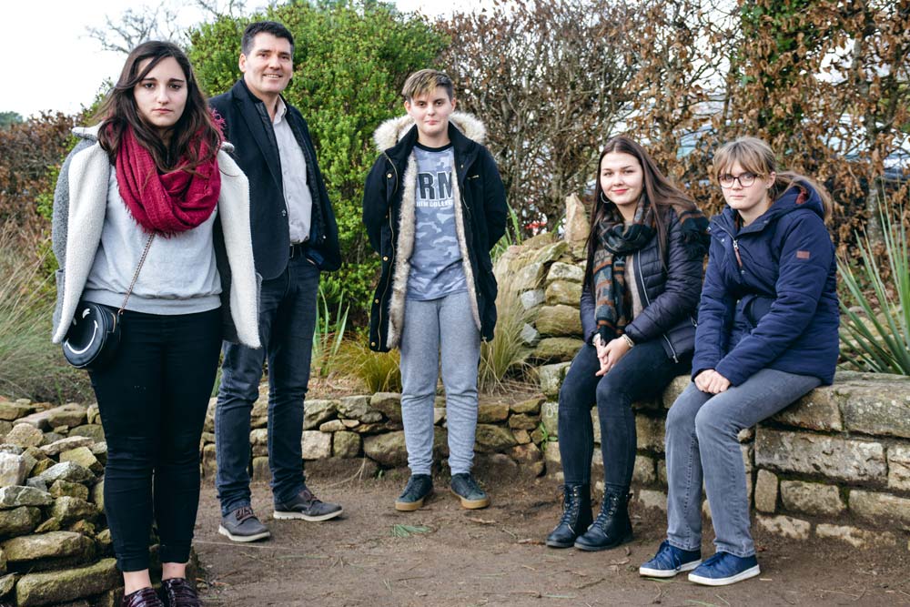 De gauche à droite : Ophélie, Aurélie, Charlène et Anne-Lyse, avec leur professeur d'aménagement paysager Nicolas Briel. - Illustration Le stage en aménagement paysager, moins accessible pour une fille