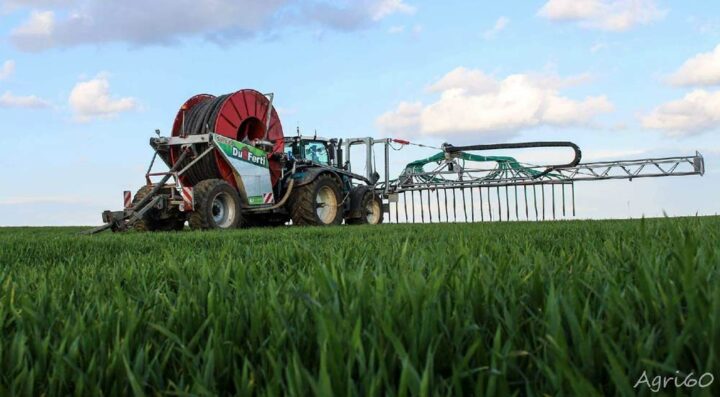 L’épandage sans tonne respecte les sols et permet d’intervenir sur les cultures déjà bien développées.  © Agri 60