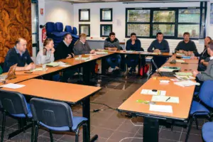 Des représentants de la Chambre, de la Préfecture, de la Dirrecte (directions régionales des entreprises, de la concurrence, de la consommation, du travail et de l'emploi), des services de remplacement et des groupements d’employeurs Solutis et Terralliance, lors du comité de pilotage, le 19 décembre à Pontivy.