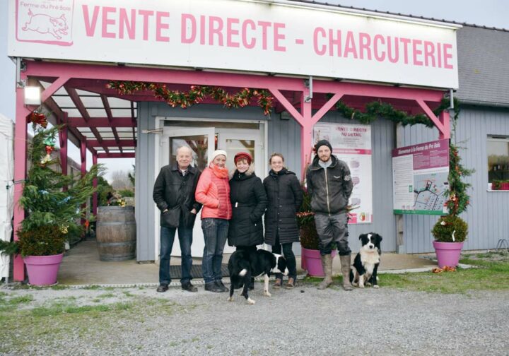 La famille Baslé devant le magasin de vente directe sur la ferme. De gauche à droite : Eugène, Angélique, Marie-Annick, Aurélie et Christophe.