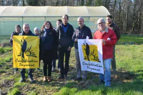 Des membres de la liste Conf’35 et des militants sur l’exploitation maraîchère de Gwénaël Floch.