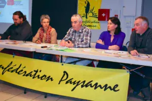 Lors de la réunion publique du 14 janvier à Iffendic, de gauche à droite : Jean-Sébastien Piel, Cécile Legrand Mogis, Éric Duverger, Aline Métayer et Denis Cohan, tous membres de la liste Confédération paysanne 35 aux élections de la Chambre d’agriculture.