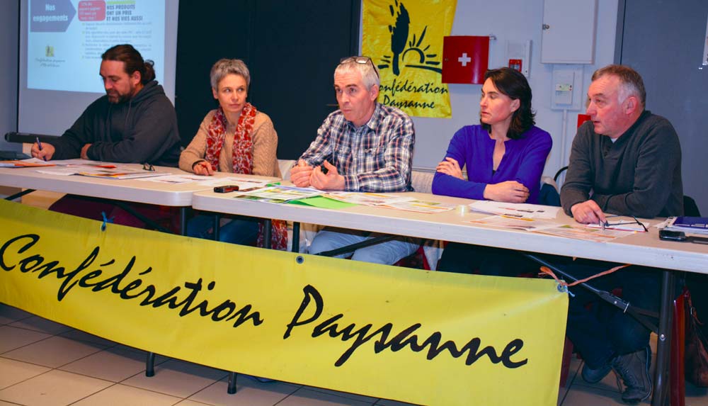 Lors de la réunion publique du 14 janvier à Iffendic, de gauche à droite : Jean-Sébastien Piel, Cécile Legrand Mogis, Éric Duverger, Aline Métayer et Denis Cohan, tous membres de la liste Confédération paysanne 35 aux élections de la Chambre d’agriculture. - Illustration “Nous défendons une agriculture moderne et solidaire”