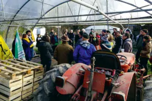 À Tréméreuc, les manifestants se sont rassemblés sur une exploitation maraîchère voisine d’un projet de 10 000 m2 de serres de tomates chauffées.