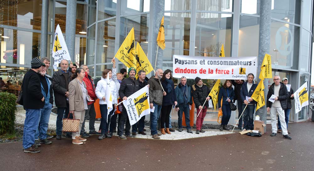 Des membres de la Confédération paysanne 35 se sont rendus dans le magasin Leclerc de Vern-sur-Seiche le 21 décembre. - Illustration La Conf’ en “visite” dans un hypermarché rennais